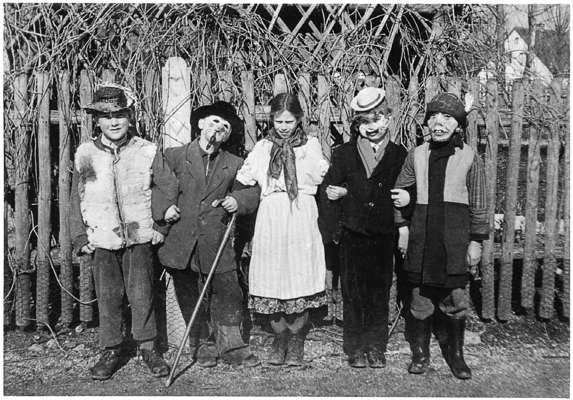 Schulkinder Volkmannsdorf, auf dem Weg nach Isareck 1960er Jahre