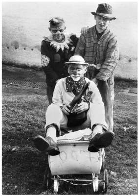 Schulkinder Volkmannsdorf, auf dem Weg nach Isareck 1960er Jahre