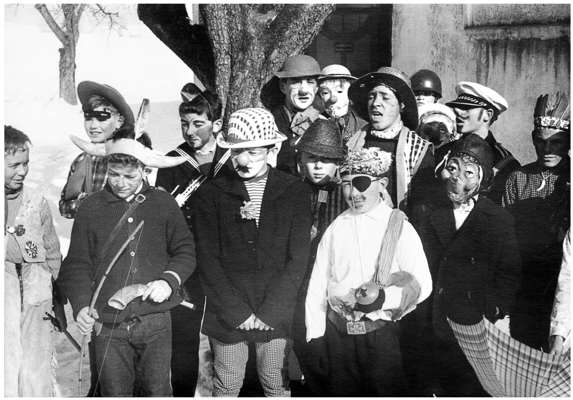 Schulkinder Volkmannsdorf, auf dem Weg nach Isareck 1963