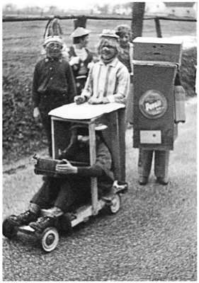 Schulkinder Volkmannsdorf, auf dem Weg nach Isareck 1960er Jahre