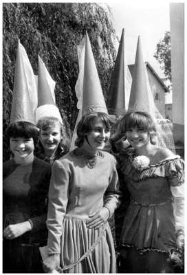 Schulkinder Volkmannsdorf, auf dem Weg nach Isareck 1960er Jahre