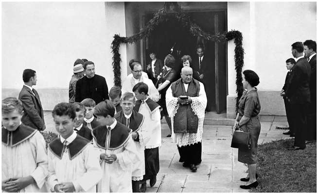 Pfarrer Georg Fischer vor der Kirche Volkmannsdorf