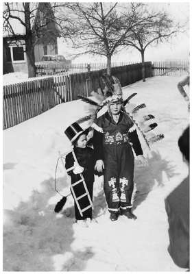 Schulkinder Volkmannsdorf, auf dem Weg nach Isareck 1960er Jahre