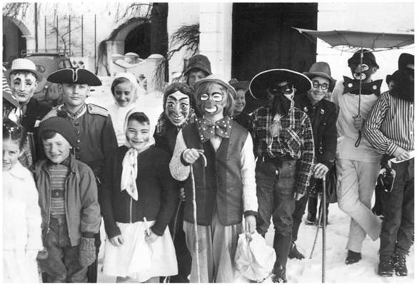 Schulkinder Volkmannsdorf, Faschingstreiben Isareck 1960er Jahre