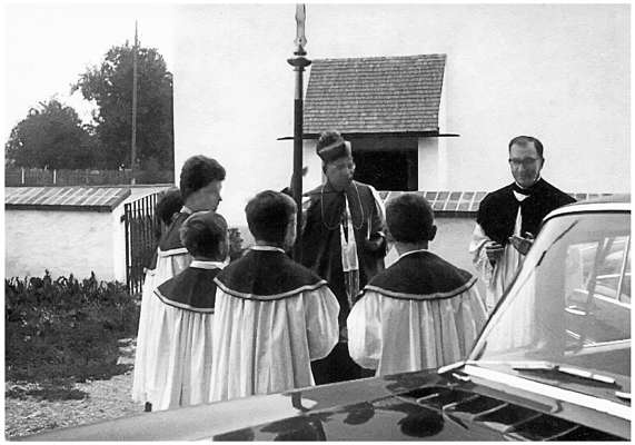 1964 Erzbischof Marc Gopu vor der Kirche in Volkmannsdorf