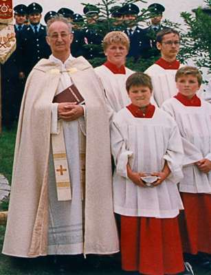  Johann Wieser 1998 Geistlicher Rat bei Enth�llung Thonstettener Ortsgr�ndungsstein
