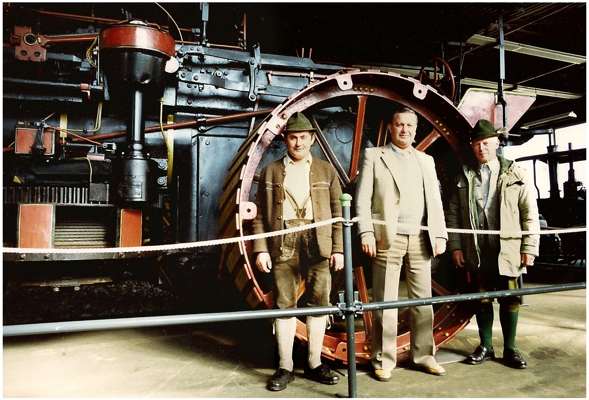 Karl Stangl, Dr. Klaus Herrmann und Josef Obermeier vor restauriertem Dampflokomobil