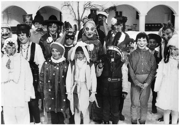 Schulkinder Volkmannsdorf, Faschingstreiben Isareck 1960er Jahre