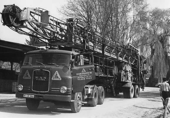 Moosburg S�d Chemie, 17.04.1968 der Bohrturm f�r die Tiefbohrstelle trifft ein