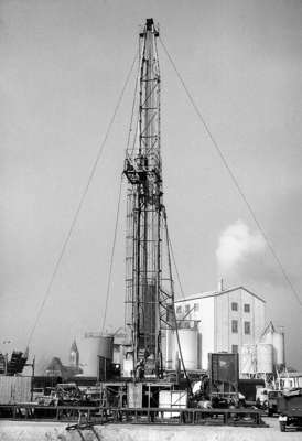 Moosburg S�d Chemie, 18.04.1968 der Bohrturm der Tiefbohrstelle steht