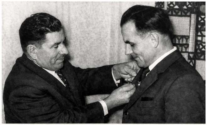 1964, Sepp Winter ehrt Georg Neumaier