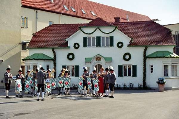 Moosburg, S�d Chemie 100j�hr. Firmenjubil�um 2006 - die Stadtkapelle vor der Gr�ndervilla