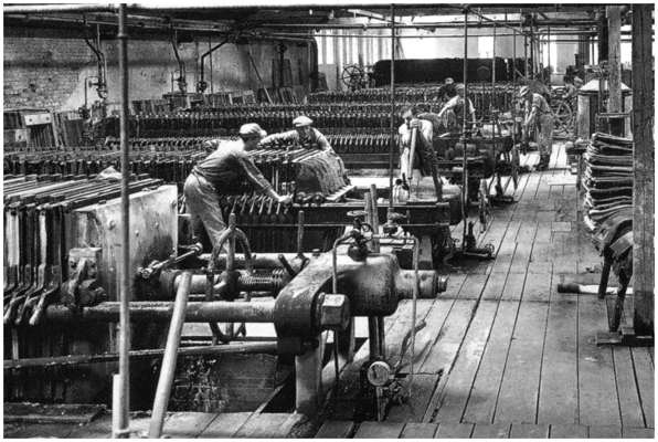 Gro�e Filterpressenanlage im Werk Moosburg in den fr�hen 1950ern