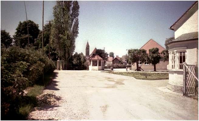 1957 - Eingangsbereich Werk Moosburg, rechts Teil der Ostenriedervilla, geradeaus das alte Pf�rtnerh�uschen