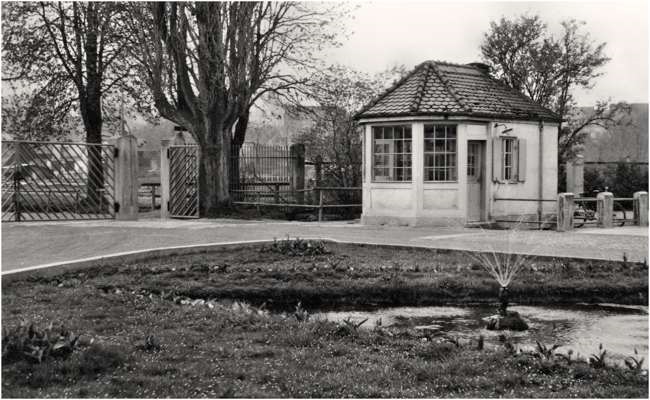 14.04.1957 Blick von der Ostenriedervilla zum Haupteingang