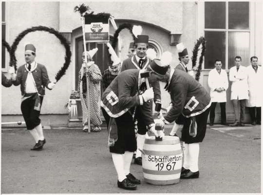 Moosburg 3. Februar 1967 Sch�fflertanz bei der Firma S�d Chemie