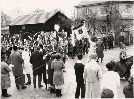 Moosburg 3. Februar 1967 Sch�fflertanz bei der Firma S�d Chemie