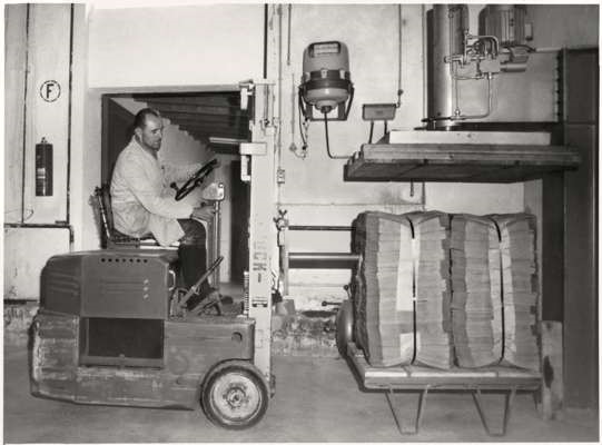 4. April 1966 Werk V Meister Rackitsch, Papiersackfertigung f�r Werk Kehlheim