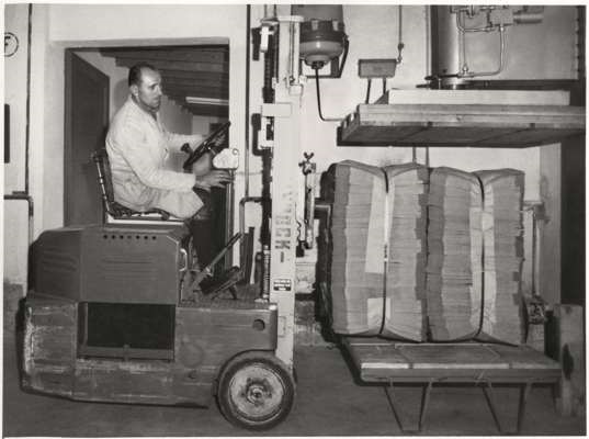 4. April 1966 Werk V Meister Rackitsch, Papiersackfertigung f�r Werk Kehlheim