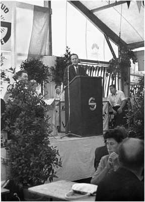31. Juli 1965 S�d Chemie Sommerfest, Werkleiter Dr. Franz bei seiner Ansprache
