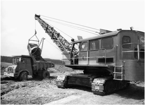 16.06.1966 - Abbau von Bentoniten mit modernen Maschinen im Tagebau
