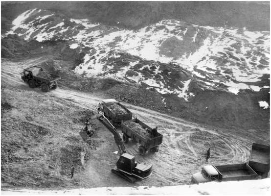 09.02.1968 - Abbau von Bentoniten mit modernen Maschinen im Tagebau