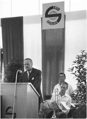 24. Juni 1967 S�d Chemie Sommerfest, Werkleiter Dr. Franz bei seiner Ansprache