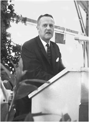 24. Juni 1967 S�d Chemie Sommerfest, Werkleiter Dr. Franz bei seiner Ansprache