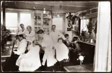 Moosburg Weingraben, beim Friseur Aschenbrenner, 1925
