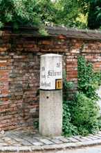 Moosburg Weingaben, H�he Fingerg�sschen, Kilometerstein der B11, Mai 2000
