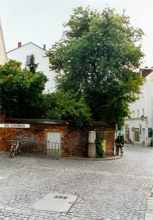 Moosburg Weingaben, H�he Fingerg�sschen, Kilometerstein der B11, Mai 2000