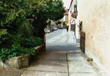 Moosburg, Einfahrt zu Fingerg�sschen HausNr 5, vormals Photograph Reindl, Mai 2000