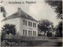 Postkarte um 1920, Ausschnitt Schulhaus und Pfarrhof