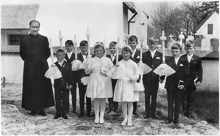 Volkmannsdorf 19??, Erstkommunion mit Pfarrer Fischer