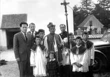 1964 Erzbischof Marc Gopu vor der Kirche in Volkmannsdorf
