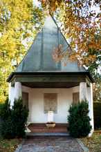Kriegerdenkmal neben der Pfarrkirche Volkmannsdorf