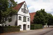 Schlo� Isareck, ehemaliges F�rsterhaus, Pfarrhaus, Schule und jetzt Wohngeb�ude am Biergarten