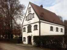 Schlo� Isareck, ehemaliges F�rsterhaus, Pfarrhaus, Schule und jetzt Wohngeb�ude am Biergarten