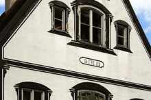 Schlo� Isareck, ehemaliges F�rsterhaus, Pfarrhaus, Schule und jetzt Wohngeb�ude am Biergarten