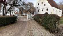 Schlo� Isareck, inneres Tor - Wirtschaftsgeb�ude 2016