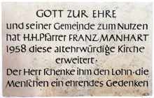 Gedenktafel von 1958 an der Kirche Volkmannsdorf, Pfarrer Franz Manhart