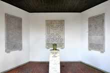 Kriegerdenkmal neben der Pfarrkirche Volkmannsdorf, April 2014