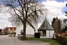 Kriegerdenkmal neben der Pfarrkirche Volkmannsdorf, April 2014