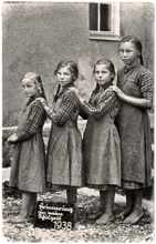 Maria Eisgruber *1926, Sp�rerau, M�hlstrasse 7, 1938 mit Schwestern