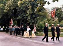 Kirchenzug vom Feuerwehrhaus in Volkmannsdorf zum Sportplatz Wang