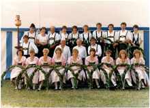 Gruppenbild der Volkstanzgruppe aus der Volkmannsdorferau