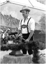 Sepp Herzog als Begleiter der Stadtkapelle am Amboß 22.07.1984