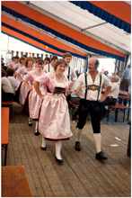Volkstanzgruppe, vorne Andrea Schöttl mit Sepp Herzog, Juli 1984