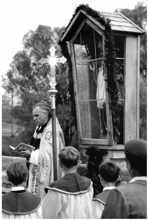 1961 - Pater Theodor Gramlich weiht den Br�ckenheiligen