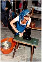 Resl Holzer beim Buttern